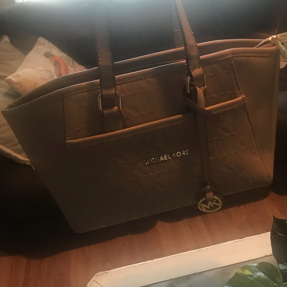 Excellent Medium sized Micheal Kors shoulder purse